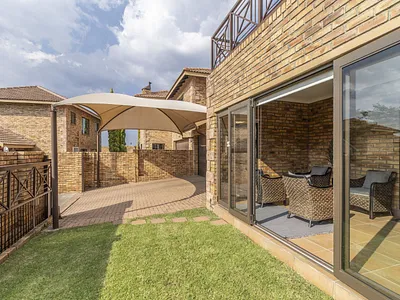 3 Bedroom Townhouse For Sale in Roodepoort - 5TNc.webp