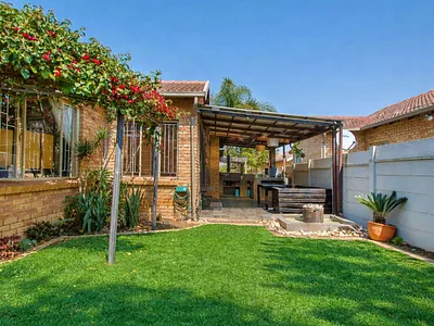 2 Bedroom Townhouse For Sale in Roodepoort - 09wj.webp