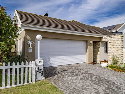 3 Bedroom House For Sale in Port Elizabeth - EHHk.webp