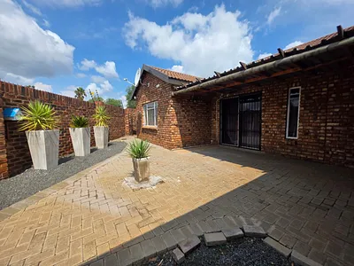 3 Bedroom Townhouse For Sale in Kimberley - otFZ.webp