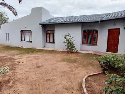 4 Bedroom House For Sale in Oudtshoorn - 2CAX.webp