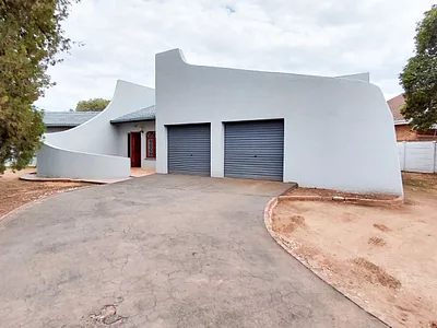 4 Bedroom House For Sale in Oudtshoorn - FXJq.webp