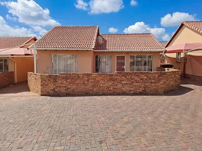 3 Bedroom Townhouse For Sale in Johannesburg - 3AWz.webp
