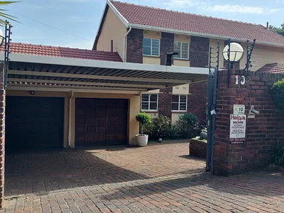 4 Bedroom House For Sale in Roodepoort - 4SCf.webp