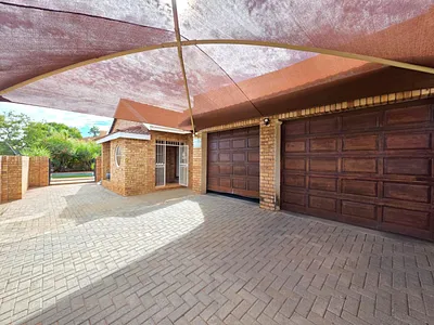 3 Bedroom House For Sale in Kimberley - zxf8.webp