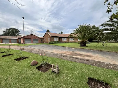 7 Bedroom House For Sale in Benoni - 4aaX.webp