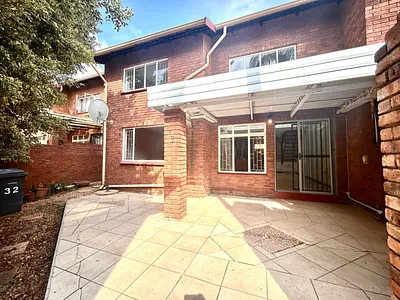 4 Bedroom Townhouse To Rent in Pretoria - yd37.webp