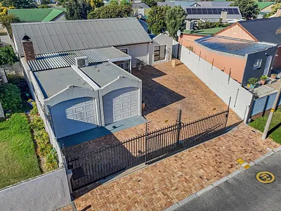 4 Bedroom House For Sale in Strand - Vwu2.webp