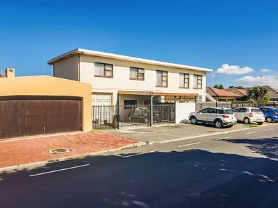 6 Bedroom House For Sale in Strand - YGS3.webp