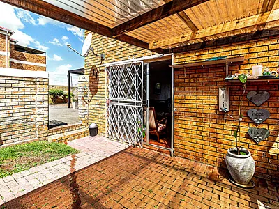 2 Bedroom Townhouse For Sale in Roodepoort - ePDv.webp