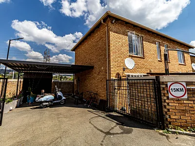 2 Bedroom Townhouse For Sale in Roodepoort - pgZ1.webp