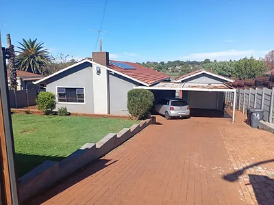 3 Bedroom House For Sale in Roodepoort - X4b5.webp