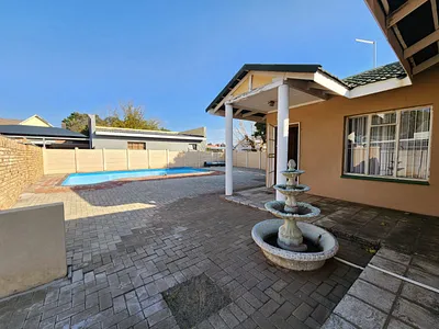 3 Bedroom House For Sale in Kimberley - llUC.webp