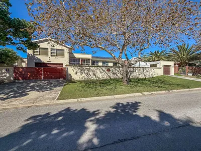 4 Bedroom House For Sale in Port Elizabeth - img