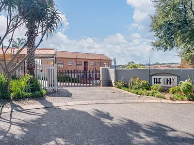 2 Bedroom Townhouse For Sale in Roodepoort - img