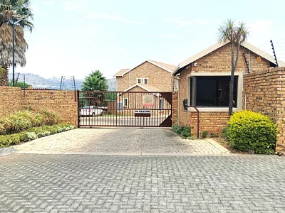 2 Bedroom Apartment For Sale in Roodepoort - img