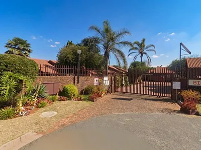 3 Bedroom Townhouse To Rent in Kempton Park - SCF0.webp