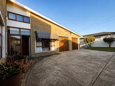 4 Bedroom House For Sale in Hartenbos - duLS.webp