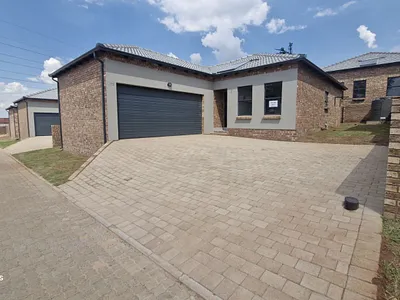 3 Bedroom Townhouse For Sale in Witbank - 9qaH.webp