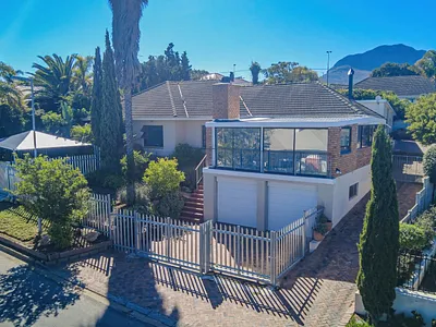 3 Bedroom House For Sale in Somerset West - UmBg.webp