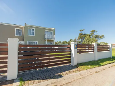 2 Bedroom House For Sale in Port Elizabeth - awhH.webp