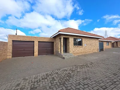 3 Bedroom Townhouse For Sale in Kimberley - SobJ.webp