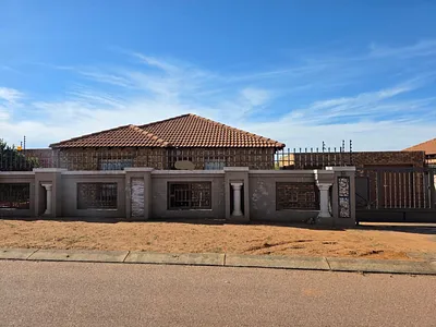 3 Bedroom House For Sale in Akasia - erLu.webp
