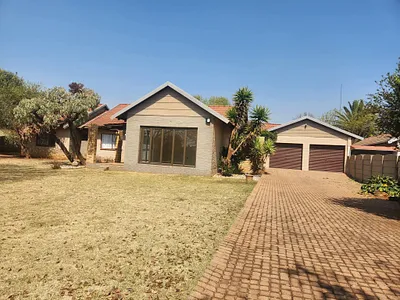 4 Bedroom House For Sale in Carletonville - qw1D.webp