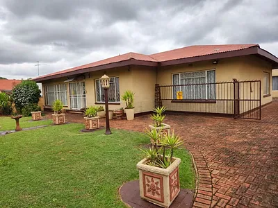 3 Bedroom House For Sale in Carletonville - 7bCS.webp