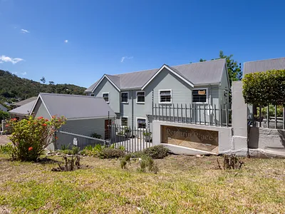 3 Bedroom Apartment For Sale in Knysna - 50Jg.webp