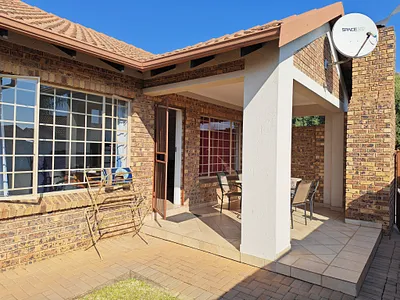 3 Bedroom Townhouse To Rent in Pretoria - xvyK.webp