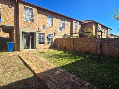 3 Bedroom Apartment For Sale in Pretoria - img