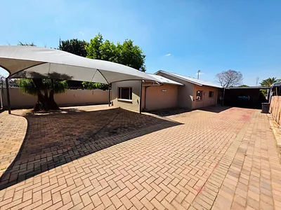 5 Bedroom House To Rent in Pretoria - fi1I.webp