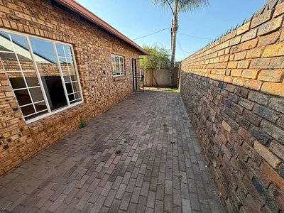 4 Bedroom House To Rent in Pretoria - 6th5.webp