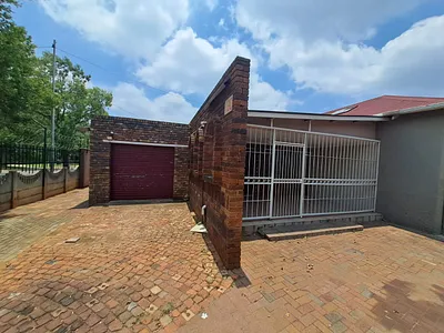 4 Bedroom Apartment To Rent in Pretoria - Yfen.webp