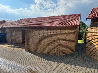 2 Bedroom Townhouse For Sale in Pretoria - hXH5.webp