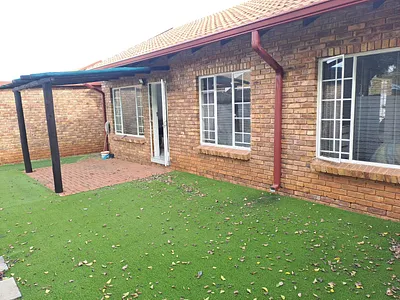 2 Bedroom Townhouse For Sale in Pretoria - UBzP.webp