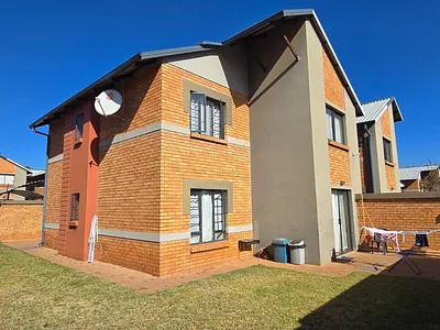 2 Bedroom Townhouse For Sale in Pretoria - casf.webp