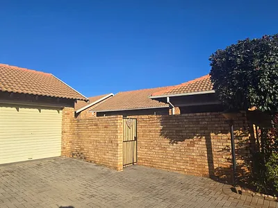 3 Bedroom Townhouse For Sale in Pretoria - zHfE.webp