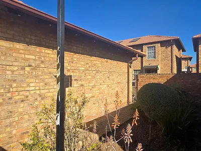 3 Bedroom Townhouse For Sale in Pretoria - kSEL.webp