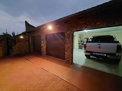 6 Bedroom House For Sale in Centurion - qY6m.webp