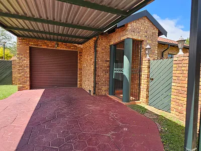 2 Bedroom Townhouse For Sale in Pretoria - kFF5.webp