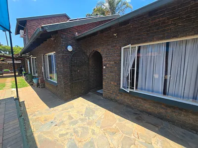 5 Bedroom House For Sale in Pretoria - img