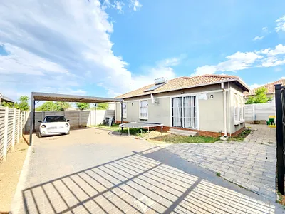 3 Bedroom Townhouse For Sale in Pretoria - axD2.webp