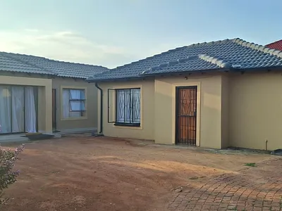 5 Bedroom House For Sale in Akasia - boB9.webp