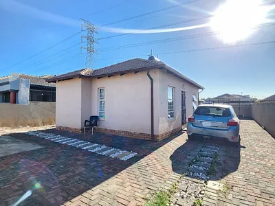 2 Bedroom House For Sale in Pretoria - YXEr.webp
