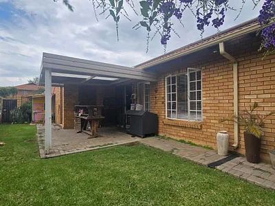 3 Bedroom Townhouse For Sale in Pretoria - 6U1t.webp