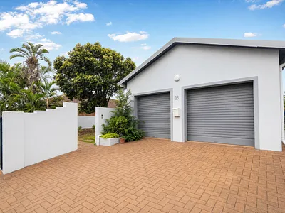 4 Bedroom House For Sale in Jeffreys Bay - yhWu.webp