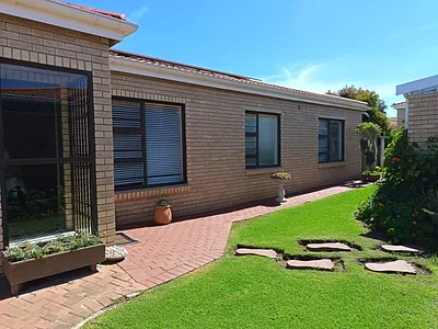 3 Bedroom Townhouse For Sale in Jeffreys Bay - Q24O.webp