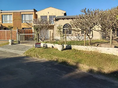 3 Bedroom House For Sale in Jeffreys Bay - rC73.webp